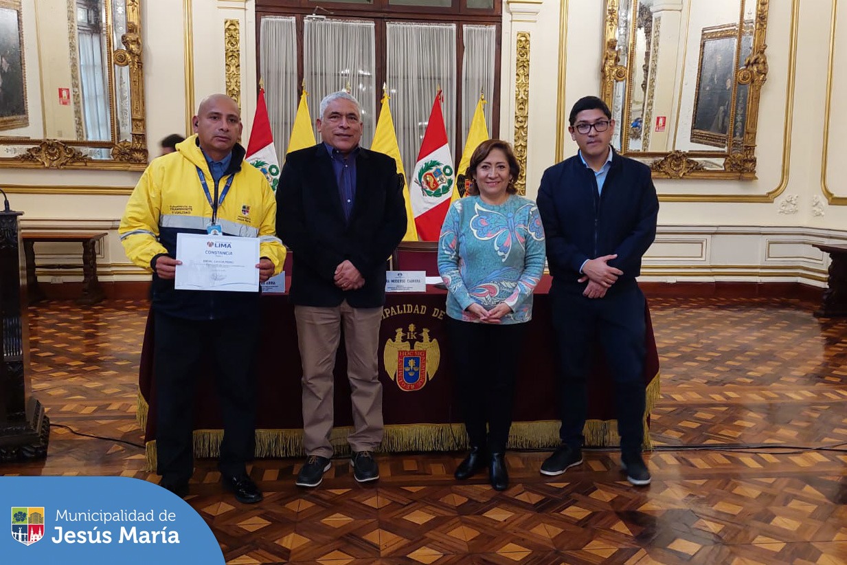 Asistimos a la ceremonia de clausura de los cursos de actualización organizados por la Gerencia de Movilidad Urbana de la Municipalidad de Lima. 🚖 Durante 4 días, los aspirantes para Inspectores Municipales de Tránsito, recibieron información relacionada al Código de Ética, marcos normativos y ordenanzas que rigen al transporte y tránsito terrestre. 🚚
👏🏼 Con estos cursos se fortalecerá su desempeño y contribuirán a una movilidad más eficiente y segura en nuestro distrito.