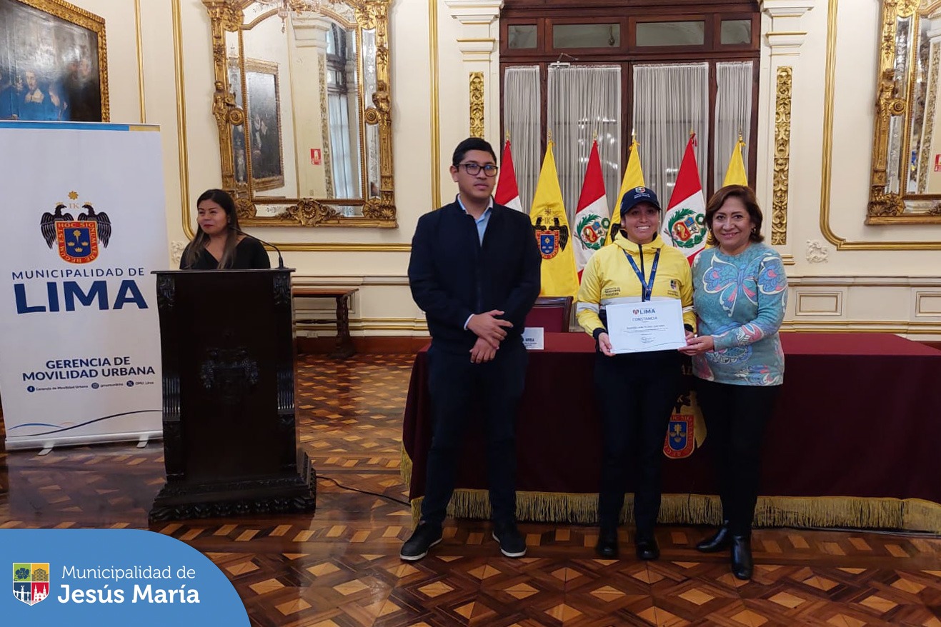 Asistimos a la ceremonia de clausura de los cursos de actualización organizados por la Gerencia de Movilidad Urbana de la Municipalidad de Lima. 🚖 Durante 4 días, los aspirantes para Inspectores Municipales de Tránsito, recibieron información relacionada al Código de Ética, marcos normativos y ordenanzas que rigen al transporte y tránsito terrestre. 🚚
👏🏼 Con estos cursos se fortalecerá su desempeño y contribuirán a una movilidad más eficiente y segura en nuestro distrito.