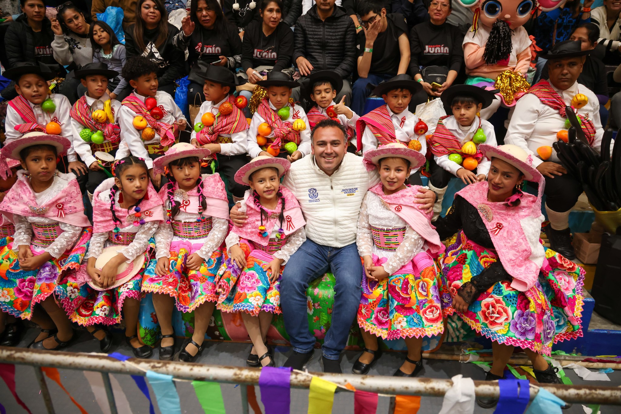 Nuestra ‘Villa de Angamos’ se vistió de fiesta para celebrar una feria regional del Consorcio Educativo FK de Ventanilla. Danzas y bailes tradicionales de todo el país iluminaron el escenario en un espectáculo multicolor. Nuestro alcalde 𝐉𝐡𝐨𝐯𝐢𝐧𝐬𝐨𝐧 𝐕𝐚𝐬𝐪𝐮𝐞𝐳, presente en el evento, inspira a todos a seguir celebrando con pasión nuestra hermosa cultura peruana. ¡Un momento de unión y orgullo nacional que nos llena de emoción!