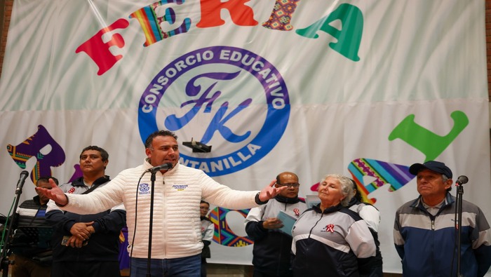 Nuestra ‘Villa de Angamos’ se vistió de fiesta para celebrar una feria regional del Consorcio Educativo FK de Ventanilla. Danzas y bailes tradicionales de todo el país iluminaron el escenario en un espectáculo multicolor. Nuestro alcalde 𝐉𝐡𝐨𝐯𝐢𝐧𝐬𝐨𝐧 𝐕𝐚𝐬𝐪𝐮𝐞𝐳, presente en el evento, inspira a todos a seguir celebrando con pasión nuestra hermosa cultura peruana. ¡Un momento de unión y orgullo nacional que nos llena de emoción!