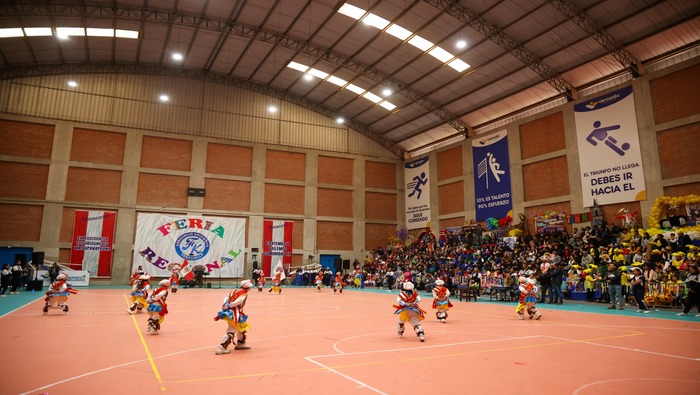 Nuestra ‘Villa de Angamos’ se vistió de fiesta para celebrar una feria regional del Consorcio Educativo FK de Ventanilla. Danzas y bailes tradicionales de todo el país iluminaron el escenario en un espectáculo multicolor. Nuestro alcalde 𝐉𝐡𝐨𝐯𝐢𝐧𝐬𝐨𝐧 𝐕𝐚𝐬𝐪𝐮𝐞𝐳, presente en el evento, inspira a todos a seguir celebrando con pasión nuestra hermosa cultura peruana. ¡Un momento de unión y orgullo nacional que nos llena de emoción!