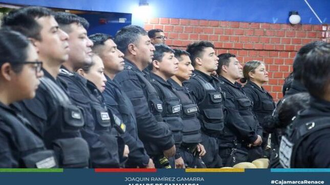 ✅El Congreso de la República del Perú, a través del congresista Américo Gonza, reconoció a integrantes del cuerpo de Serenazgo de la Municipalidad Provincial de Cajamarca. Este evento destacó el arduo trabajo de los serenos en la seguridad y protección de la población cajamarquina. Además, el regidor y presidente de la comisión de Seguridad Ciudadana, Arturo Cabanillas resaltó la importancia de seguir reforzando el trabajo en la seguridad para tener una ciudad más tranquila. 
🤝Agradecemos también la participación de la regidora e integrante de la comisión de Seguridad Ciudadana, Elisa Chávez Veintimilla, Eugenio Cruzado y Roquelin Gomez, por seguir realizando una ardua labor de fiscalización en favor de la población