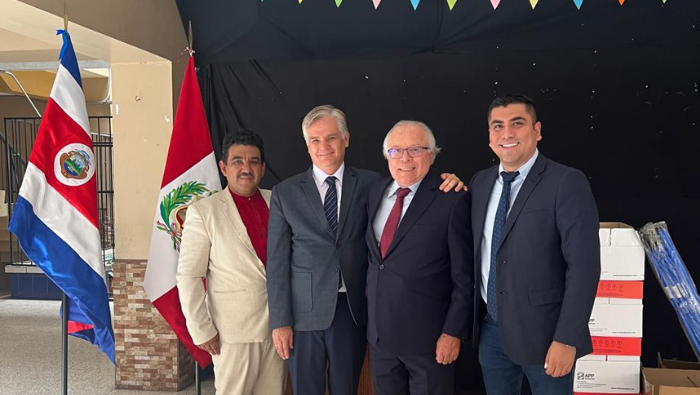 Embajada y comunidad peruana realizan donación a escuela República del Perú de Costa Rica