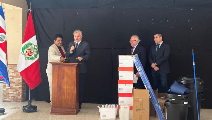 Embajada y comunidad peruana realizan donación a escuela República del Perú de Costa Rica