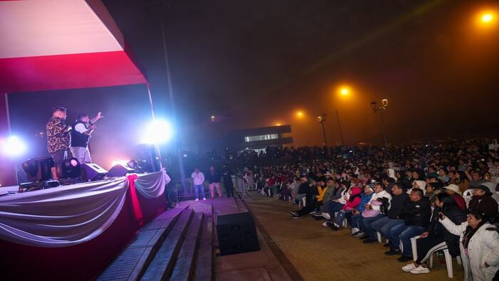 Pachac煤tec se llen贸 de alegr铆a y diversi贸n con el "Teatro de la Comedia", como parte de las actividades por fiestas patrias. Nuestro alcalde 饾悏饾悺饾惃饾惎饾悽饾惂饾惉饾惃饾惂 饾悤饾悮饾惉饾惇饾惍饾悶饾惓 lider贸 esta iniciativa que reuni贸 a cientos de vecinos en una noche repleta de risas y entretenimiento. Este evento abarrot贸 la Plaza C铆vica de este sector donde los vecinos apreciaron a los queridos artistas populares. 隆Una velada inolvidable que resalta la importancia de la alegr铆a en nuestra comunidad!