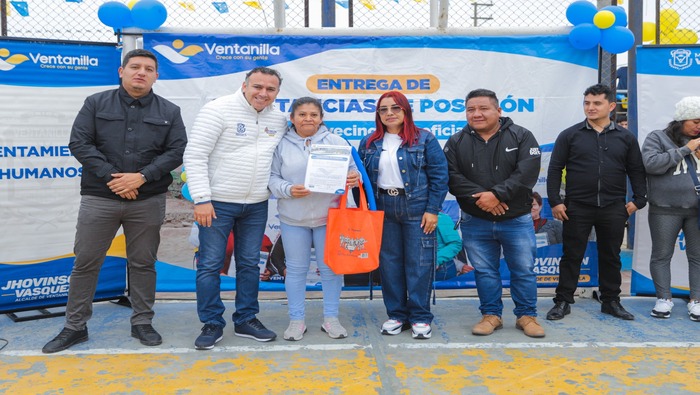 ¡Un paso hacia la seguridad y el progreso! Tras un exhaustivo proceso, cientos de pobladores finalmente tienen en las manos sus respectivas constancias de posesión. Nuestro alcalde 𝐉𝐡𝐨𝐯𝐢𝐧𝐬𝐨𝐧 𝐕𝐚𝐬𝐪𝐮𝐞𝐳 entregó estas constancias a 1,450 familias del A.H. Puerto Pachacútec, que les permitirá acceder a electrificación, teléfono, préstamos bancarios y otros beneficios, mejorando su calidad de vida. ¡Seguimos comprometidos en trabajar por el bienestar de nuestra comunidad!