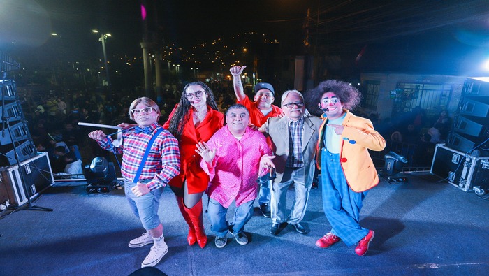 La Plaza de Armas de Villa Los Reyes se ilumin贸 de j煤bilo y entretenimiento gracias el "Teatro de la Comedia", a iniciativa de nuestro alcalde 饾悏饾悺饾惃饾惎饾悽饾惂饾惉饾惃饾惂 饾悤饾悮饾惉饾惇饾惍饾悶饾惓. Cientos de vecinos disfrutaron de un evento c贸mico con artistas populares, entre risas y diversi贸n. Una noche memorable que destaca la alegr铆a en este mes de la patria.