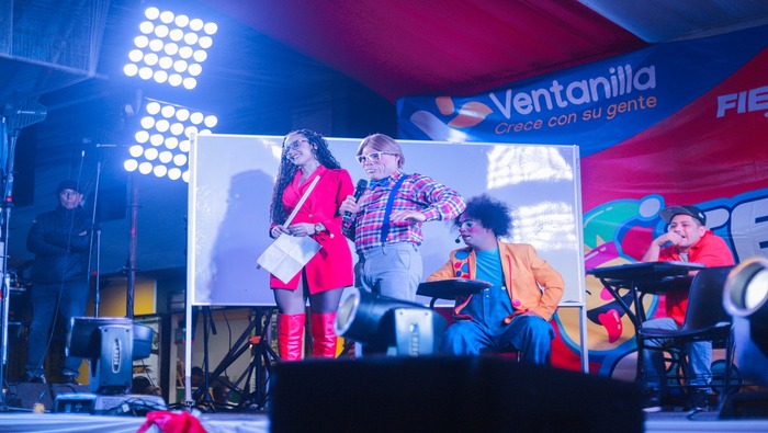 La Plaza de Armas de Villa Los Reyes se ilumin贸 de j煤bilo y entretenimiento gracias el "Teatro de la Comedia", a iniciativa de nuestro alcalde 饾悏饾悺饾惃饾惎饾悽饾惂饾惉饾惃饾惂 饾悤饾悮饾惉饾惇饾惍饾悶饾惓. Cientos de vecinos disfrutaron de un evento c贸mico con artistas populares, entre risas y diversi贸n. Una noche memorable que destaca la alegr铆a en este mes de la patria.