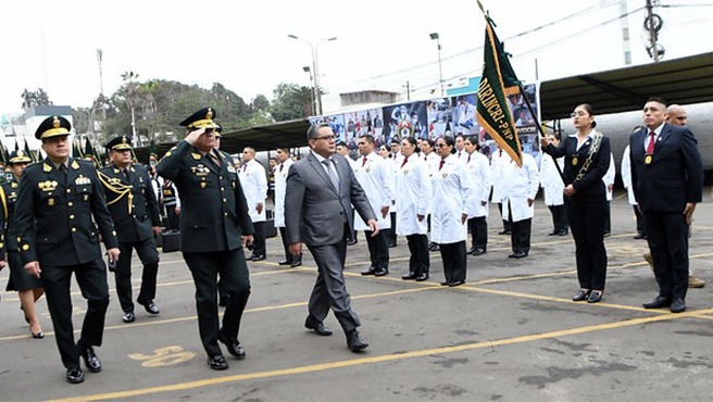 El ministro del Interior, Juan José Santiváñez, presidió hoy la ceremonia por el 27.° aniversario de la Dirección de Criminalística (Dircri) de la Policía Nacional del Perú (PNP), cuya incesante labor contribuye a mantener la seguridad, el orden público, y a combatir la delincuencia en todas sus modalidades.
La conmemoración se realizó en el complejo policial Walter Rosales León, en Surquillo, donde se recordó el importante rol que cumple este órgano de apoyo policial de carácter técnico, sistémico, operativo y especializado en criminalística.
"Ustedes son el complemento que necesita la labor operativa de la Policía Nacional, para lograr el objetivo de combatir a la delincuencia común y el crimen organizado, para devolverle así, la paz y tranquilidad a toda la población”, manifestó el ministro.
El titular del Interior remarcó que durante su gestión se continuará apoyando la labor de esta dirección, en el marco del fortalecimiento de la institución en la lucha frontal contra la criminalidad organizada.
Agregó, además, que su sector está trabajando constantemente para fortalecer las unidades especializadas de la Policía, no solo con equipos de última tecnología, sino gestionando a nivel nacional con el apoyo de los gobiernos regionales para construir los laboratorios que tanto se necesita en regiones como Arequipa, La Libertad, y Piura.
Por su parte, el jefe de la Dircri, Gral. PNP Luis Miguel Gamarra, destacó que en 27 años de operaciones se logró obtener importantes validaciones internacionales para el departamento de Biología Forense, así como la instalación de un software de almacenamiento y comparación de perfiles genéticos con fines forenses denominado Génesis.
También se implementó la lectura de residuo de disparos por arma de fuego por el método de microscopía electrónica de barrido con detector de rayos X, hecho que permitirá la emisión de informes periciales en un menor tiempo.
Esta dirección es responsable de obtener, custodiar, asegurar, trasladar y procesar indicios, evidencias y elementos probatorios relacionados con la prevención e investigación del delito, poniéndolos oportunamente a disposición de los diversos órganos de la Policía Nacional, el Ministerio Público y/o el Poder Judicial.
En esta actividad, donde también se reconoció al personal de la Dircri por sus acciones destacadas, asistieron el comandante general de la PNP, General de Policía Víctor Zanabria; el jefe de Estado Mayor General, Tnte. Gral. PNP Óscar Arriola; el inspector general de la PNP, Tnte. Gral. PNP Johnny Vélez.