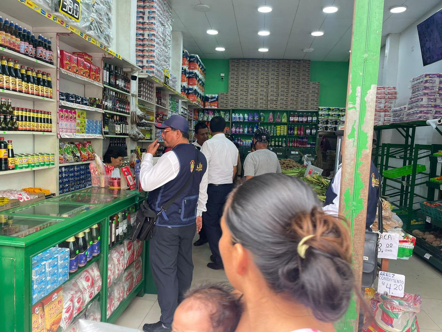 Operativo inopinado en los establecimientos de la zona comercial del distrito a fin de verificar el cumplimiento de documentación
