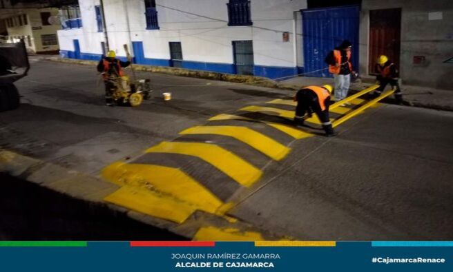 πCon el propΓ³sito de brindar una vΓa segura para los cajamarquinos, la gerencia de Transporte y Seguridad Vial de la Municipalidad de Cajamarca continΓΊa trabajando de manera constante en el pintado de gibas en diferentes arterias de la ciudad. Esta medida busca reducir los accidentes de trΓ‘nsito y garantizar la seguridad vehicular y peatonal.
β
En esta oportunidad, se realizΓ³ el pintado de gibas en la cuadra 02 del Jr. Horacio Urteaga y en las cuadras 06 y 07 del Jr. Progreso. Estas acciones son parte de un esfuerzo continuo por mejorar la infraestructura vial y proteger a todos los usuarios de las vΓas.