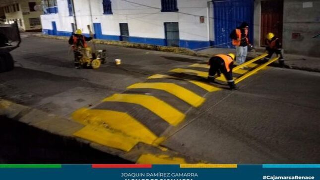 📌Con el propósito de brindar una vía segura para los cajamarquinos, la gerencia de Transporte y Seguridad Vial de la Municipalidad de Cajamarca continúa trabajando de manera constante en el pintado de gibas en diferentes arterias de la ciudad. Esta medida busca reducir los accidentes de tránsito y garantizar la seguridad vehicular y peatonal.
✅En esta oportunidad, se realizó el pintado de gibas en la cuadra 02 del Jr. Horacio Urteaga y en las cuadras 06 y 07 del Jr. Progreso. Estas acciones son parte de un esfuerzo continuo por mejorar la infraestructura vial y proteger a todos los usuarios de las vías.