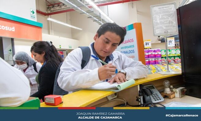 πEl Γ‘rea de BromatologΓa de la Municipalidad Provincial de Cajamarca realizΓ³ hoy un operativo inopinado en las instalaciones de la tienda Metro del Centro Comercial Mega Plaza y en otros establecimientos de expendio de comidas. El objetivo fue constatar las condiciones higiΓ©nicas, sanitarias y las buenas prΓ‘cticas en la manipulaciΓ³n de alimentos.
β
Durante la inspecciΓ³n, se encontraron algunas latas de alimentos y bebidas con abolladuras en el supermercado Metro, las cuales no son recomendables para la venta al pΓΊblico. Aparte de esto, todo estaba en orden. En otros locales de expendio de comidas, se hallaron utensilios y alimentos en mal estado, por lo que se procediΓ³ a su decomiso. La Municipalidad continΓΊa trabajando para garantizar la salud de los cajamarquinos y turistas.