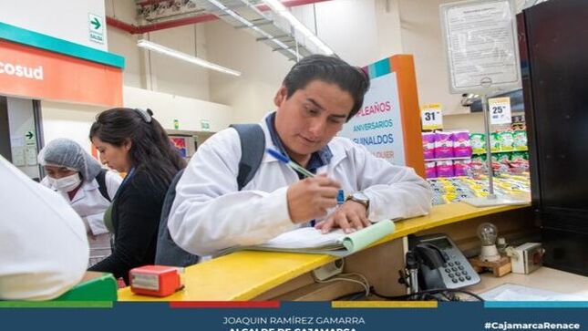 📌El área de Bromatología de la Municipalidad Provincial de Cajamarca realizó hoy un operativo inopinado en las instalaciones de la tienda Metro del Centro Comercial Mega Plaza y en otros establecimientos de expendio de comidas. El objetivo fue constatar las condiciones higiénicas, sanitarias y las buenas prácticas en la manipulación de alimentos.
✅Durante la inspección, se encontraron algunas latas de alimentos y bebidas con abolladuras en el supermercado Metro, las cuales no son recomendables para la venta al público. Aparte de esto, todo estaba en orden. En otros locales de expendio de comidas, se hallaron utensilios y alimentos en mal estado, por lo que se procedió a su decomiso. La Municipalidad continúa trabajando para garantizar la salud de los cajamarquinos y turistas.