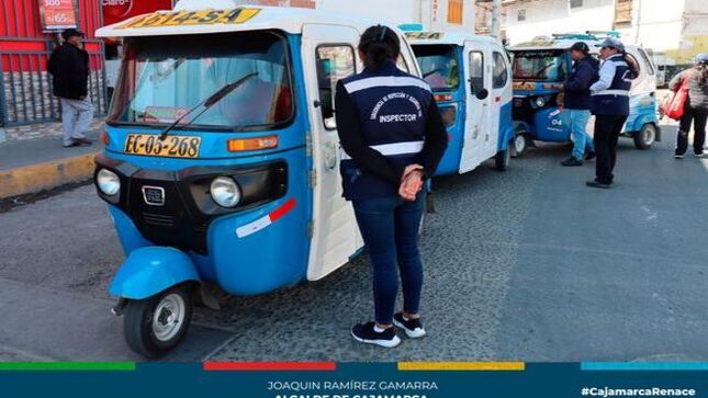 ✅Comprometidos con erradicar la informalidad y ordenar el transporte en la ciudad, la gerencia de Transporte y Seguridad Vial de la Municipalidad de Cajamarca continúa intensificando los operativos de fiscalización en el servicio de transporte público en puntos críticos. El objetivo es imponer el principio de autoridad y hacer respetar las normas municipales.
📌El operativo se realizó en las intersecciones de la Av. Los Héroes y Jirón Romero, en la Plazuela Bolognesi, y en la cuadra 9 de la Vía de Evitamiento Sur. Se inspeccionaron taxis, mototaxis y combis, encontrando algunas unidades sin la Tarjeta Única de Circulación (TUC), SOAT, y otras irregularidades, poniendo en riesgo la salud de todos los cajamarquinos. 