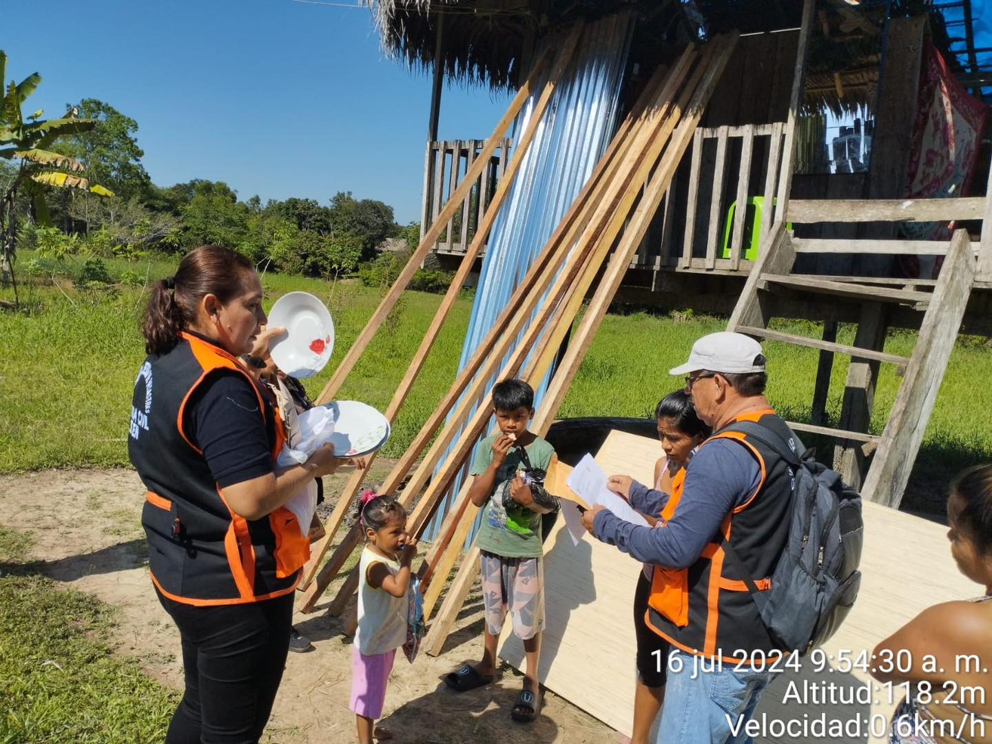 Entrega de materiales para un poblador de la Comunidad de Limón - Río Itaya