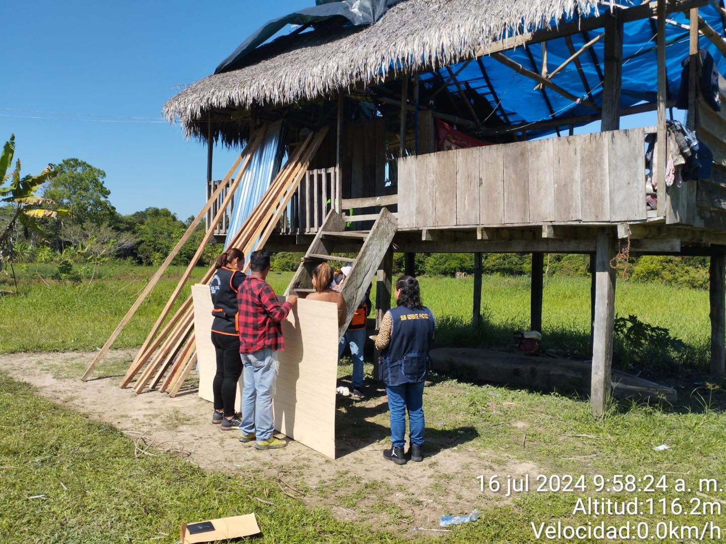Entrega de materiales para un poblador de la Comunidad de Limón - Río Itaya