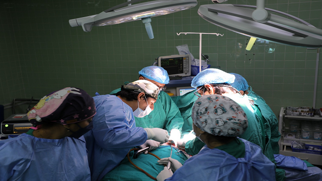 Médicos de EsSalud extraen a madre piurana el 80% de su hígado afectado con tumor maligno y le salvan la vida