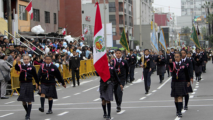 Desfile escolar 2024 engalanó la avenida Tomás Marsano.