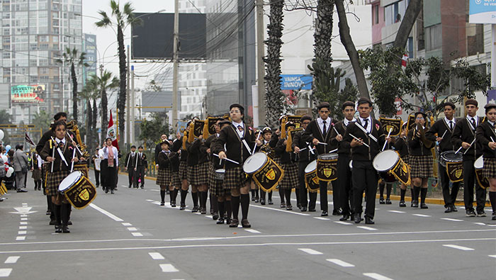 Desfile escolar 2024 engalanó la avenida Tomás Marsano.