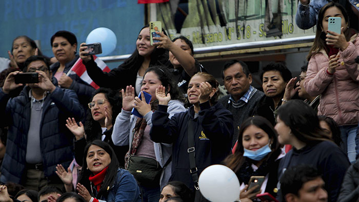 Desfile escolar 2024 engalanó la avenida Tomás Marsano.