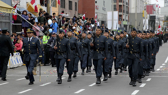 Desfile escolar 2024 engalanó la avenida Tomás Marsano.