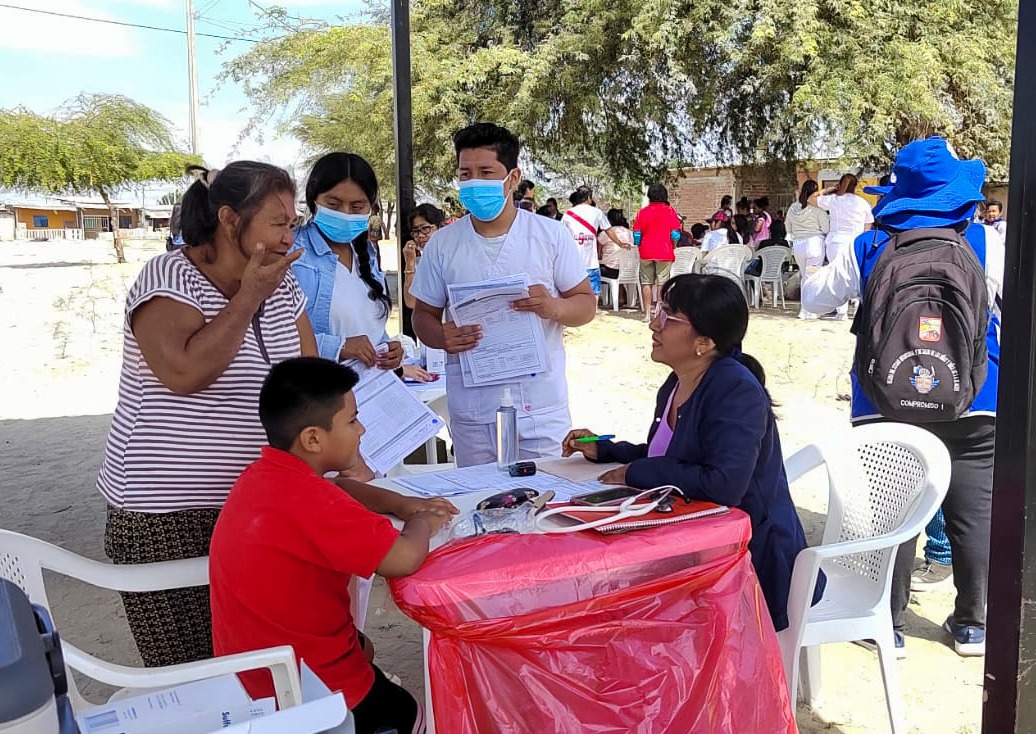 La campaña contó con la participación activa de diversas instituciones públicas y privadas, ofreciendo servicios de medicina general, enfermería, inmunizaciones, obstetricia, psicología, odontología y farmacia. Estudiantes de la Facultad de Medicina de la Universidad César Vallejo realizaron sesiones educativas sobre higiene y prevención del dengue, además de premiar a los niños asistentes y distribuir material educativo.