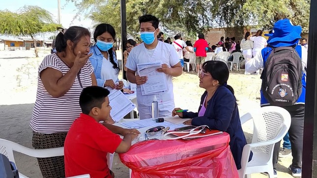 La campaña contó con la participación activa de diversas instituciones públicas y privadas, ofreciendo servicios de medicina general, enfermería, inmunizaciones, obstetricia, psicología, odontología y farmacia. Estudiantes de la Facultad de Medicina de la Universidad César Vallejo realizaron sesiones educativas sobre higiene y prevención del dengue, además de premiar a los niños asistentes y distribuir material educativo.