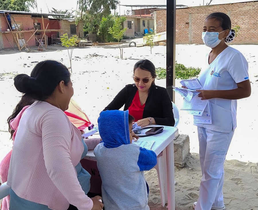 La campaña contó con la participación activa de diversas instituciones públicas y privadas, ofreciendo servicios de medicina general, enfermería, inmunizaciones, obstetricia, psicología, odontología y farmacia. Estudiantes de la Facultad de Medicina de la Universidad César Vallejo realizaron sesiones educativas sobre higiene y prevención del dengue, además de premiar a los niños asistentes y distribuir material educativo.
