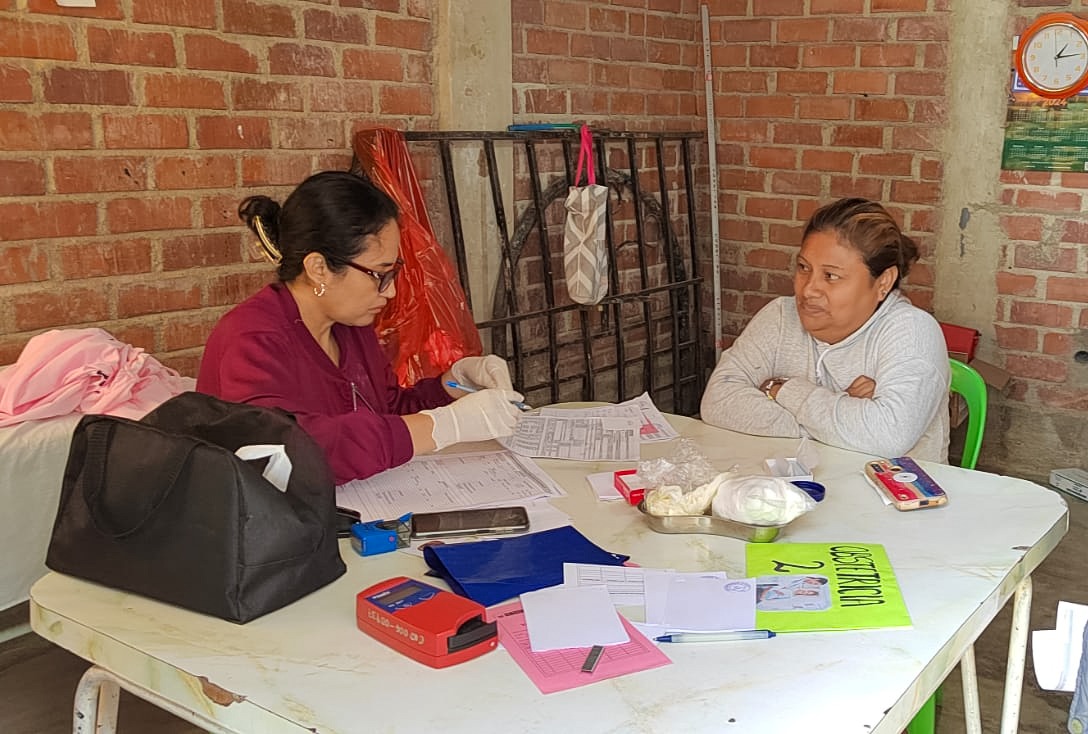 La campaña contó con la participación activa de diversas instituciones públicas y privadas, ofreciendo servicios de medicina general, enfermería, inmunizaciones, obstetricia, psicología, odontología y farmacia. Estudiantes de la Facultad de Medicina de la Universidad César Vallejo realizaron sesiones educativas sobre higiene y prevención del dengue, además de premiar a los niños asistentes y distribuir material educativo.
