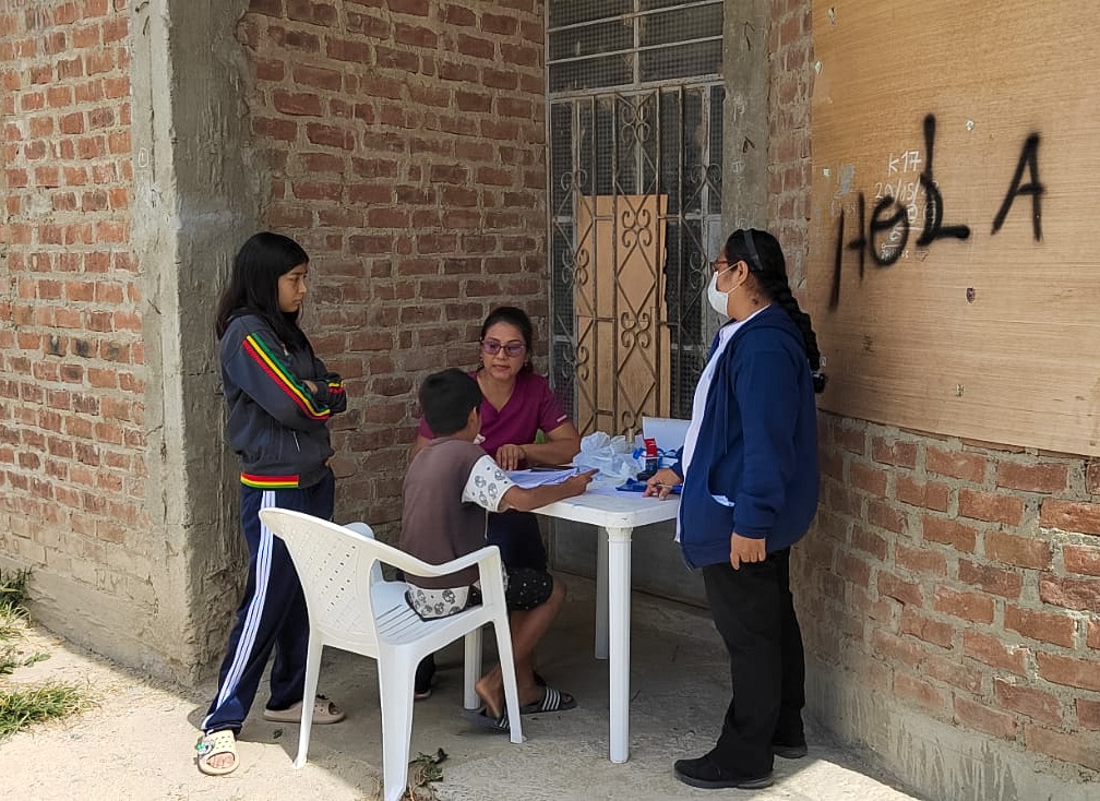 La campaña contó con la participación activa de diversas instituciones públicas y privadas, ofreciendo servicios de medicina general, enfermería, inmunizaciones, obstetricia, psicología, odontología y farmacia. Estudiantes de la Facultad de Medicina de la Universidad César Vallejo realizaron sesiones educativas sobre higiene y prevención del dengue, además de premiar a los niños asistentes y distribuir material educativo.