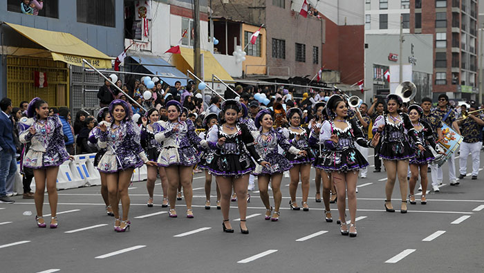 Surquillo se llena de color con concurso de pasacalle y danzas folklóricas.