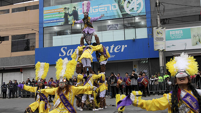 Surquillo se llena de color con concurso de pasacalle y danzas folklóricas.