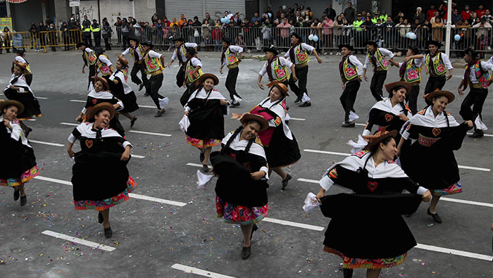 Surquillo se llena de color con concurso de pasacalle y danzas folklóricas.