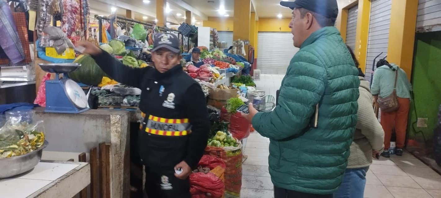 Fiscalización de balanzas en el mercado municipal