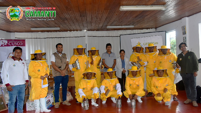 Entrega de Indumentaria y Módulo Demostrativo Apícola en Camanti