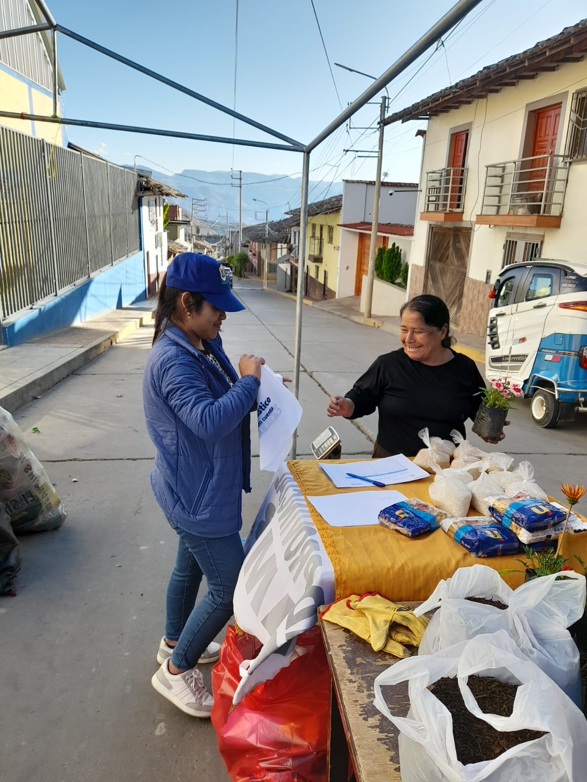 En esta edición, los vecinos intercambiaron activamente material reciclable por compost, plantas ornamentales y víveres