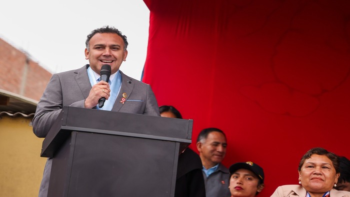 El alcalde 𝐉𝐡𝐨𝐯𝐢𝐧𝐬𝐨𝐧 𝐕𝐚𝐬𝐪𝐮𝐞𝐳, la directora de la UGEL y otras autoridades, estuvieron presentes acompañando a más de 20 colegios de niveles inicial, primaria y secundaria, en la Plaza de Armas de Villa Los Reyes. Los batallones de los colegios ganadores, que obtuvieron el primer puesto, estarán presentes en el gran desfile central este 19 de julio en la Av. Pedro Beltrán, frente a la Plaza de Armas de Ventanilla.
