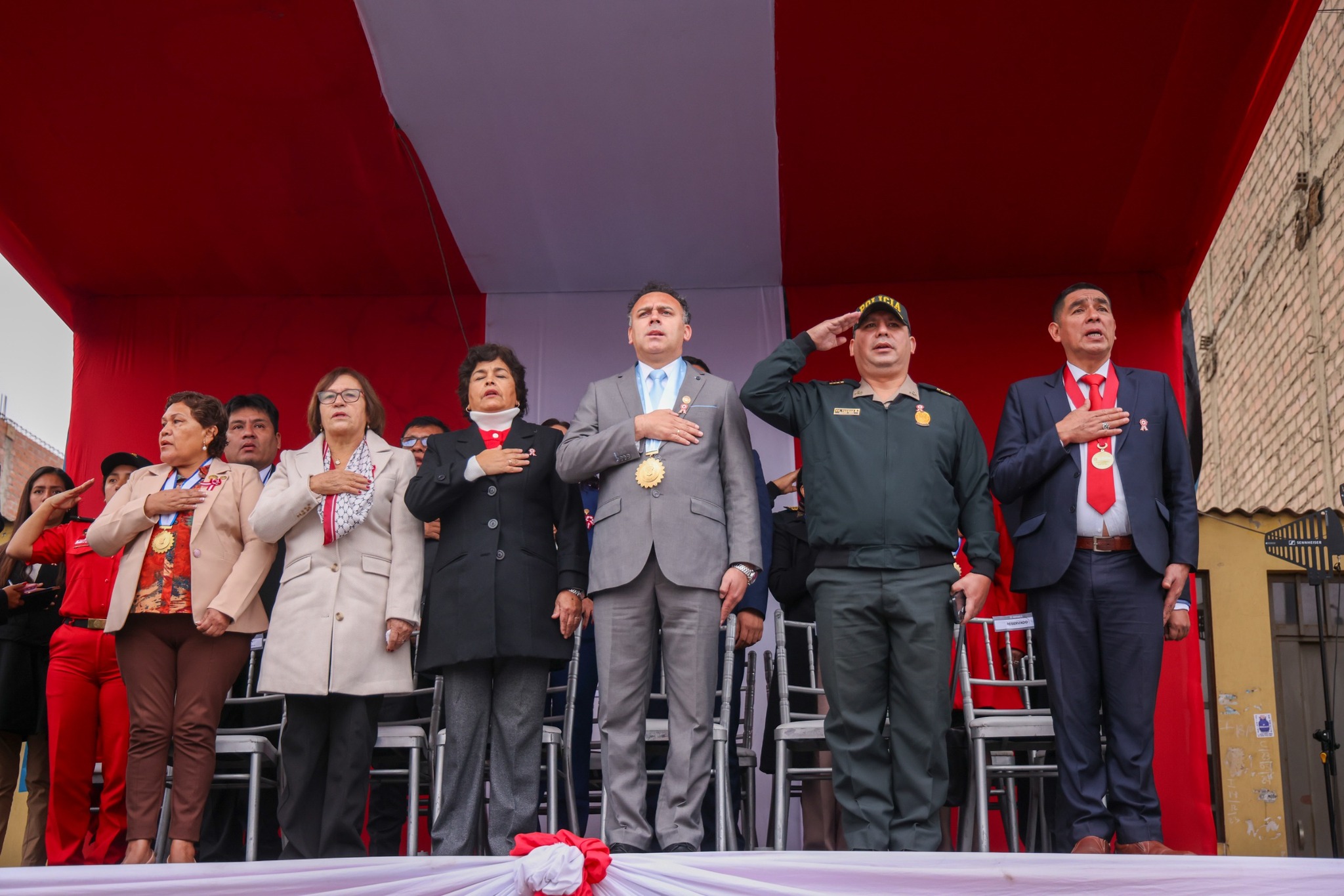 El alcalde 𝐉𝐡𝐨𝐯𝐢𝐧𝐬𝐨𝐧 𝐕𝐚𝐬𝐪𝐮𝐞𝐳, la directora de la UGEL y otras autoridades, estuvieron presentes acompañando a más de 20 colegios de niveles inicial, primaria y secundaria, en la Plaza de Armas de Villa Los Reyes. Los batallones de los colegios ganadores, que obtuvieron el primer puesto, estarán presentes en el gran desfile central este 19 de julio en la Av. Pedro Beltrán, frente a la Plaza de Armas de Ventanilla.