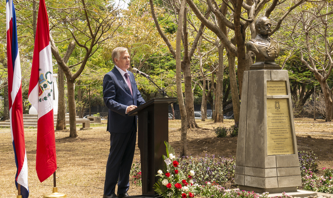 Develan busto del Gran Almirante del Perú Miguel Grau en Costa Rica