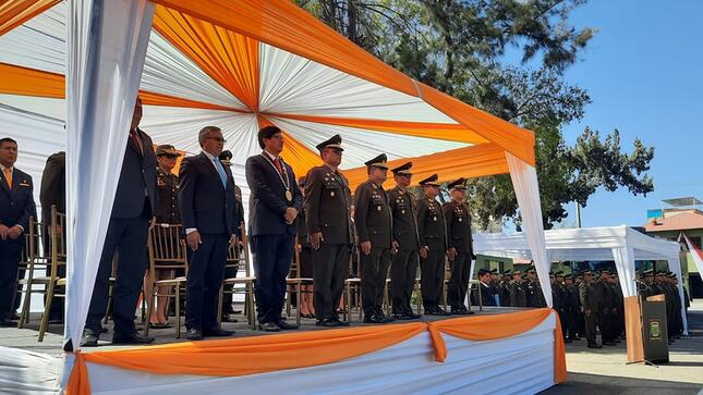 Este lunes 15 de Julio del 2024, en el patio de formación del fuerte “Mariano Bustamante”, se llevó a cabo la ceremonia por el CXLI Aniversario de la inmolación del Crl Leoncio Prado Gutiérrez y el LXV Aniversario del Servicio de Material de Guerra del Ejército del Perú.
El alcalde de Paucarpata, Abg. Marco Antonio Anco, rindió honores al Crl Leoncio Prado Gutiérrez patrono del Servicio de Material de Guerra; asimismo, realizó la colocación de ofrenda floral en memoria por su valor y heroísmo en la Guerra del Pacífico. 