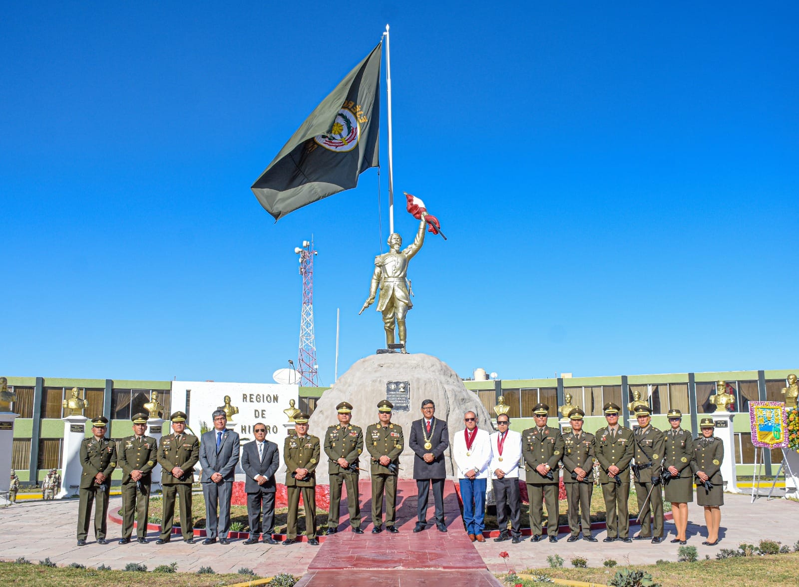 El alcalde de Paucarpata, Abg. Marco Antonio Anco, participó del CXIX Aniversario del Servicio Veterinario del Ejército del Perú, en las instalaciones del Cuartel Francisco Bolognesi.
