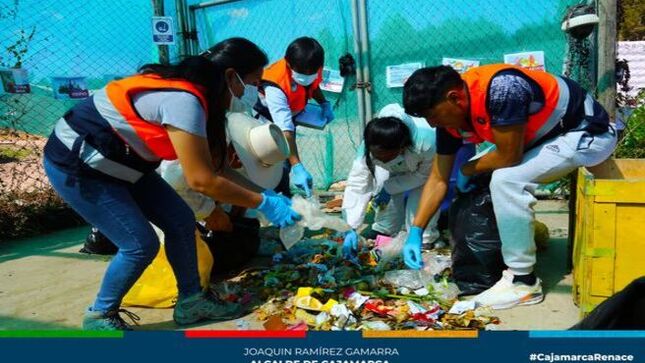 📌La gerencia de Desarrollo Ambiental ha iniciado un estudio de caracterización de residuos sólidos con el objetivo de mejorar  la gestión ambiental en la provincia de Cajamarca. Equipos especializados han sido organizados en sectores clave: Urbanización Ramón Castilla, Las Torrecitas y Santa Apolonia. Cada equipo está recolectando muestras representativas de residuos sólidos, que serán analizadas en el centro de estudio en Venecia.
✅Este estudio busca obtener datos precisos sobre la cantidad, composición, densidad y humedad de los desechos en cada área, información fundamental para diseñar estrategias efectivas de manejo de residuos. La MPC espera que este estudio contribuya a una mejor gestión de los residuos sólidos y fortalezca el compromiso ciudadano con la preservación del medio ambiente y el desarrollo sostenible.