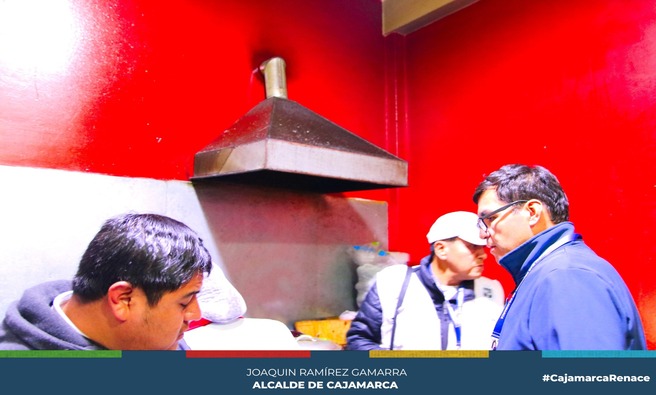 ✅Continuando con el trabajo del área de bromatología junto a subgerencia de Gestión Ambiental, se ha realizado un operativo en las pollerías de la avenida Perú, desde la cuadra 3 hasta la cuadra 10. Durante la inspección de cuatro locales, encontrando condiciones insalubres solo en dos (Pollón Dorado y Dylan), con inconvenientes, como vajillas lacradas, utensilios sucios y verduras en mal estado.
🚨Se dejaron actas de fiscalización a los administradores de los locales, otorgándoles un plazo de cinco días para levantar las observaciones encontradas. La comuna local reafirma su compromiso con garantizar la salud y la seguridad alimentaria de los ciudadanos cajamarquinos