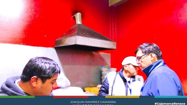 ✅Continuando con el trabajo del área de bromatología junto a subgerencia de Gestión Ambiental, se ha realizado un operativo en las pollerías de la avenida Perú, desde la cuadra 3 hasta la cuadra 10. Durante la inspección de cuatro locales, encontrando condiciones insalubres solo en dos (Pollón Dorado y Dylan), con inconvenientes, como vajillas lacradas, utensilios sucios y verduras en mal estado.
🚨Se dejaron actas de fiscalización a los administradores de los locales, otorgándoles un plazo de cinco días para levantar las observaciones encontradas. La comuna local reafirma su compromiso con garantizar la salud y la seguridad alimentaria de los ciudadanos cajamarquinos