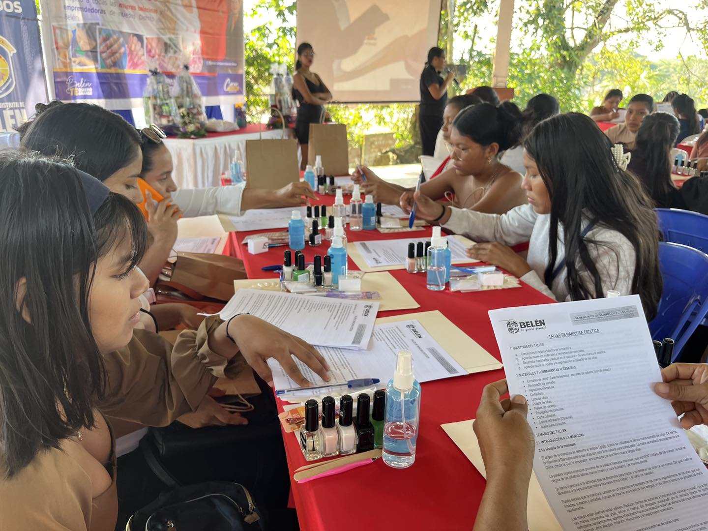 Alcalde Cesar Vidaurre Floridas inauguró el Taller de Manicura Estética, dirigido a mujeres emprendedoras del distrito.