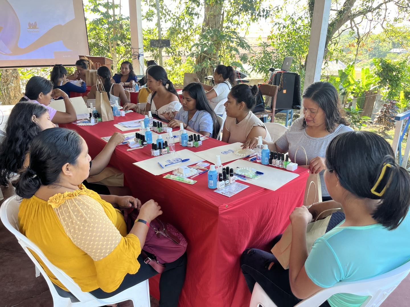 Alcalde Cesar Vidaurre Floridas inauguró el Taller de Manicura Estética, dirigido a mujeres emprendedoras del distrito.