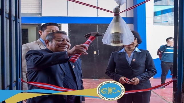 Por el Día del Docente Universitario, con la participación del vicerrector de Investigación y la decana de la Facultad de Ciencias Empresariales se realizó reapertura del Auditorio de Administración.
