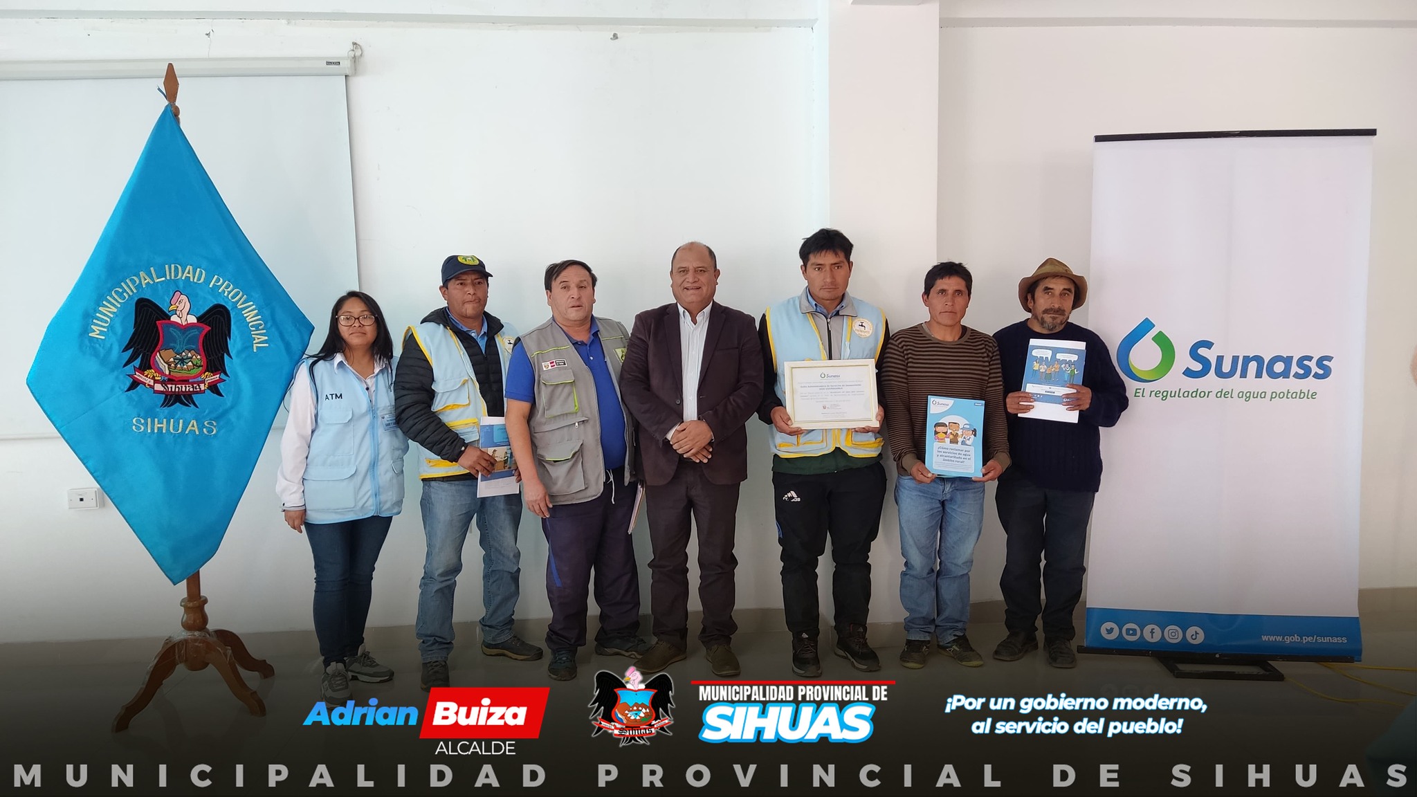 馃挔JASS DE USAMASANGA DESTACADA EN ENCUENTRO ANUAL DE MEJORES PR脕CTICAS EN SIHUAS 馃挧馃挦
饾懘饾拪饾拞虂饾挀饾拕饾拹饾拲饾拞饾挃, 饾煆饾煏 饾拝饾拞 饾拫饾挅饾拲饾拪饾拹 饾拝饾拞 饾煇饾煄饾煇饾煉. En horas de la ma帽ana, la Junta Administradora de Servicios de Saneamiento (JASS) del caser铆o de Usamasanga fue reconocida como un modelo de excelencia durante el encuentro anual de Benchmarking celebrado en la provincia de Sihuas. Este evento organizado por la Superintendencia Nacional de Servicios de Saneamiento (Sunass) Chimbote, en coordinaci贸n por el 脕rea T茅cnica Municipal (ATM) de la Municipalidad Provincial de Sihuas, reuni贸 a l铆deres y representantes del sector.
El reconocimiento, entregado por la SUNASS Chimbote, a trav茅s del alcalde provincial, Mg. Demetrio Buiza Pic贸n, destac贸 el compromiso y la eficacia de la JASS de Usamasanga, en la gesti贸n de servicios de saneamiento. Asimismo, tambi茅n se realiz贸 la selecci贸n de la JASS ganadora de Ancash, un proceso que se distingui贸 por su transparencia y rigor.
En el evento tambi茅n estuvieron presentes la subprefecta provincial y el Inspector Sanitario del Hospital de Apoyo Sihuas, quienes enfatizaron la importancia de fortalecer los servicios de saneamiento para el desarrollo y bienestar de las comunidades.