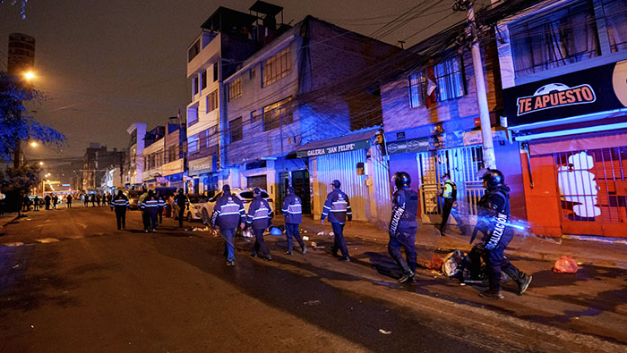 Municipalidad de Surquillo y PNP recuperan espacios públicos alrededor del mercado San Felipe.